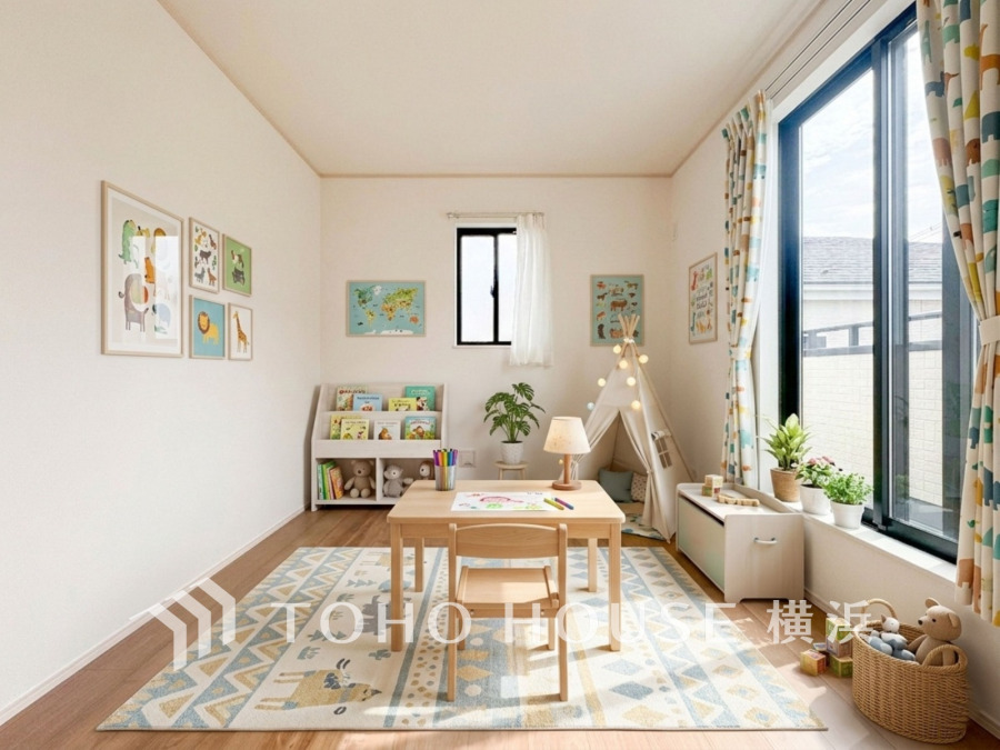 バルコニーに面した明るい洋室。穏やかな陽射しが、ゆったりとした寛ぎの時間を包みます。（家具・装飾品はAI加工です）
