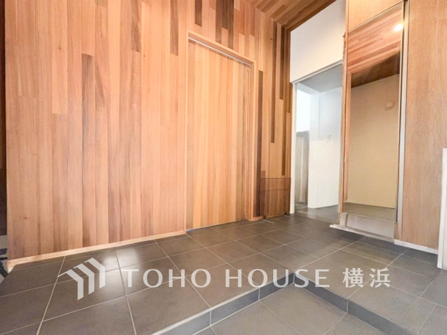 お客様をお迎えする玄関は落ち着いた雰囲気。帰り着くたびに洗練されたテイストの空間に迎えられ誇りと喜びを感じる玄関まわりです。