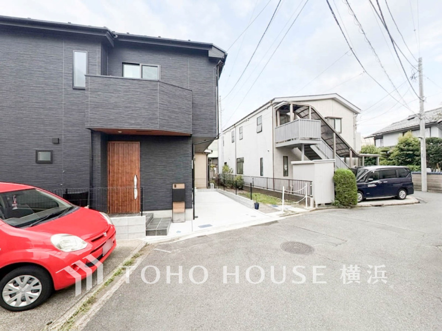 穏やかな風と陽光を導き、プライバシーに配慮された設計プランを採用し、居住性を一段と心地よいものにしています。周辺環境とのコラボレーションにより明るく開放的な空間を演出。