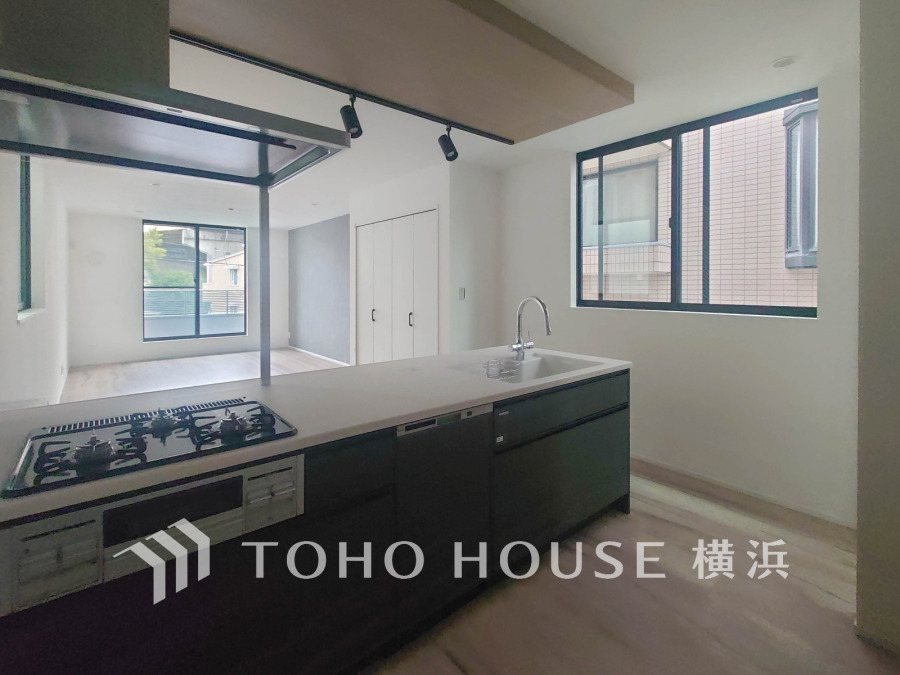 誰もが使いやすいデザインにこだわったキッチン。プライベートスペースを彩るインテリアとしての美と、快適な日常を支える機能性と強さがひとつになったキッチンです。