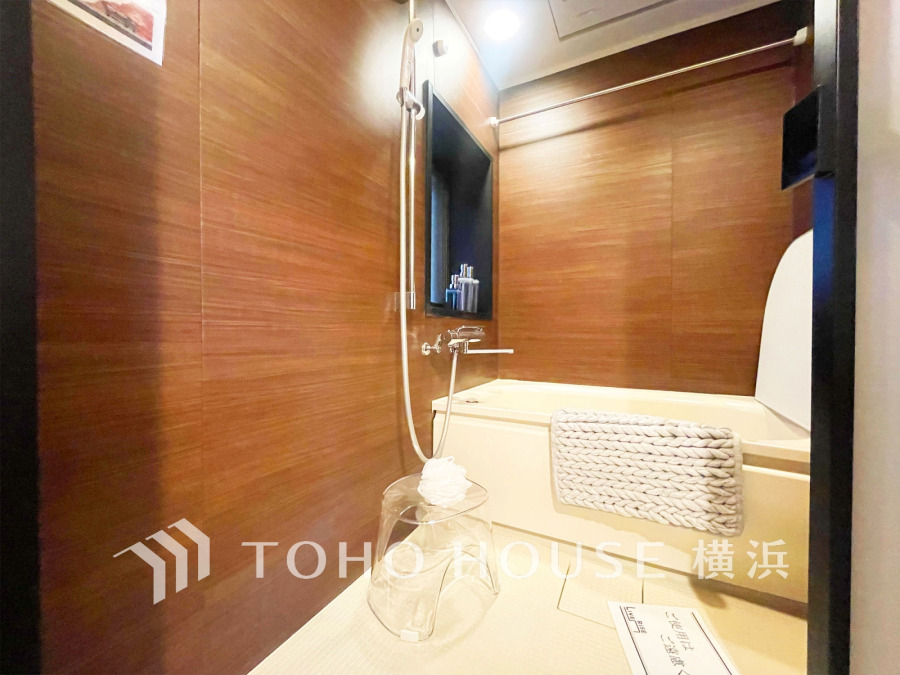 心地よいリラックスを叶える清潔感溢れる美しい空間。快適で機能的なバスルームです。
