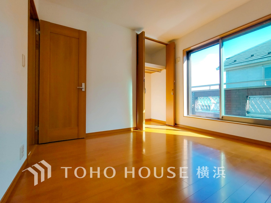 ひとりの時間をゆったり過ごしたり、静かな環境で趣味に打ち込んだり、自分時間を快適に過ごすプライベートルーム。大きな窓で彩られた空間は、心地よい風と伸びやかな眺めを愉しむ特等席に。