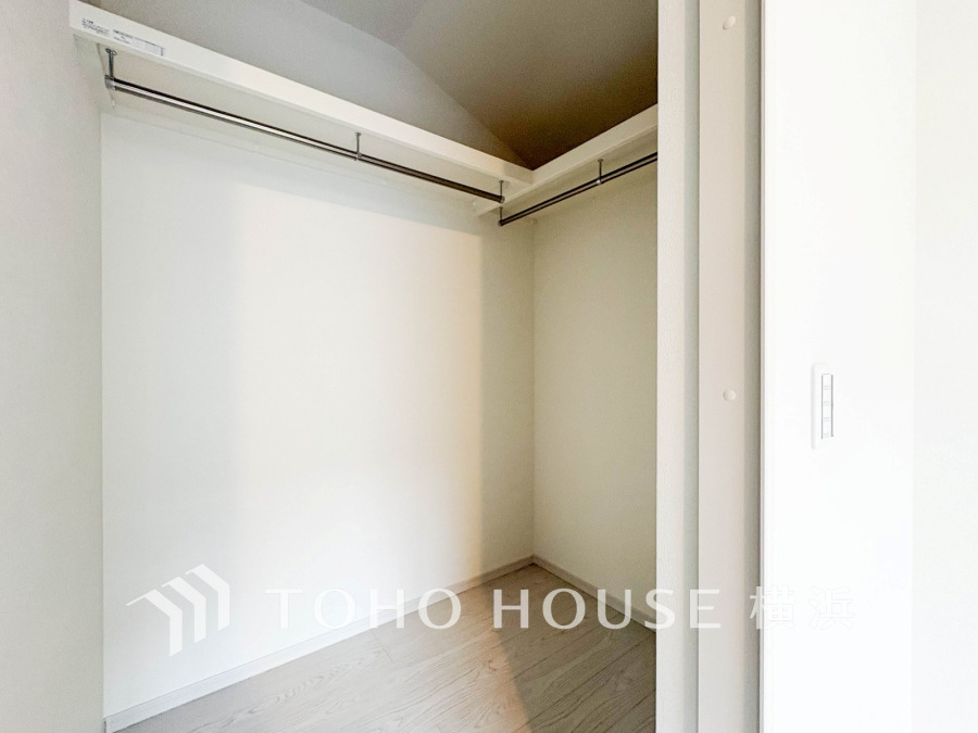 ウォークインクローゼットを完備。お子様のおもちゃやゴルフバックなど、大きなお荷物をお持ちの方や、季節物の家電製品やキャリーバック、お荷物が多い方でも安心のスペースです。