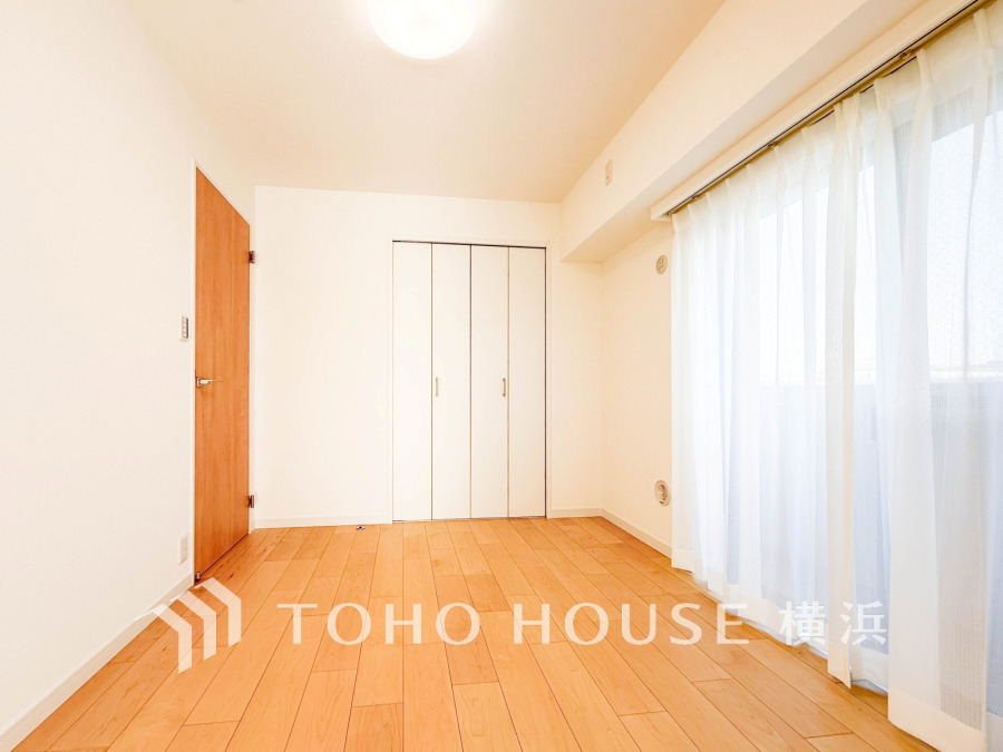 大きな窓からは快適な光を取り入れ、通気性能を上げる事で居心地の良い空間を演出します。多くの時間を過ごす住まいだからこそ、いつも快適な場所であるように心掛けています。