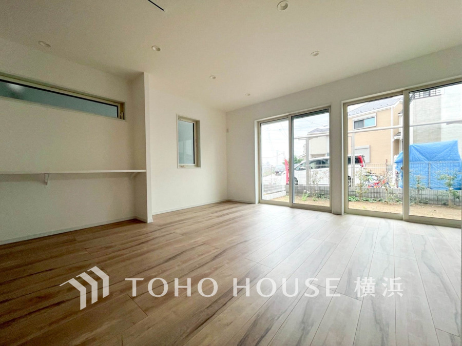 開放的な広さと3面採光がもたらす、光溢れ豊かな居住空間はこの住まいのクオリティを感じさせてくれます。豊かな時間が流れるこの場所に暮す喜び。