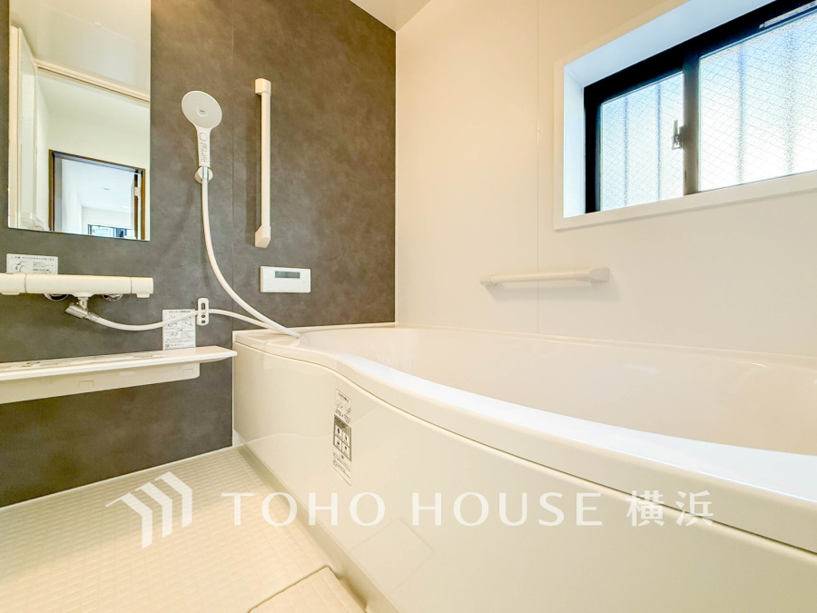 心地よいリラックスを叶える清潔感溢れる美しい空間。快適で機能的なバスルームです。
