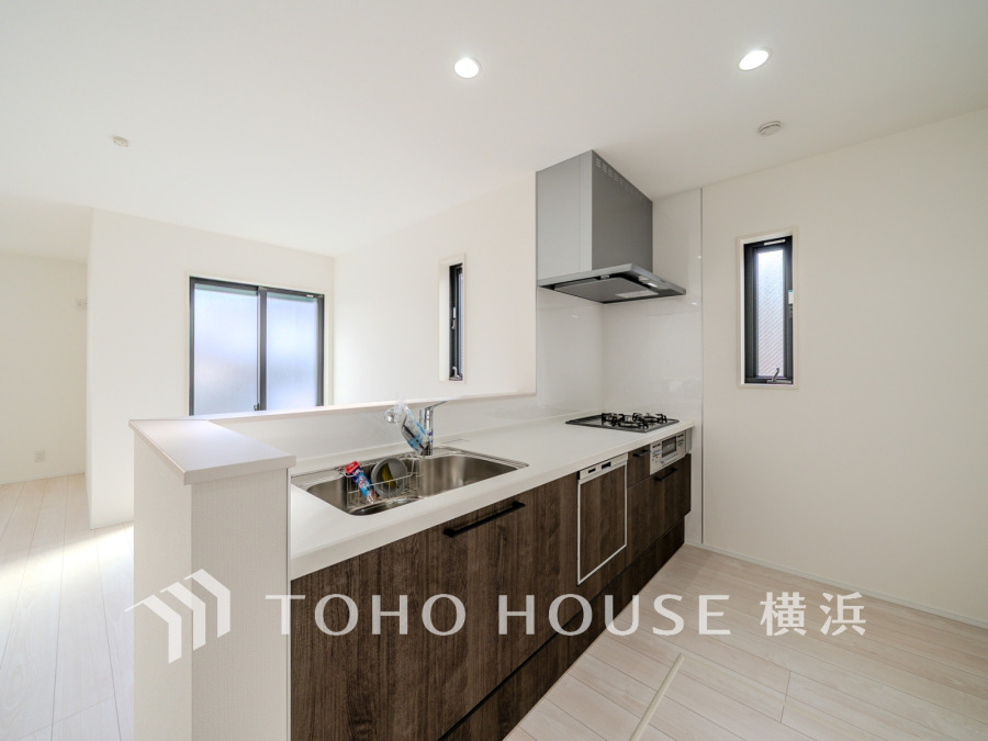 開放的な対面キッチンは、リビングで寛ぐご家族と会話をしながらお料理が出来ます。