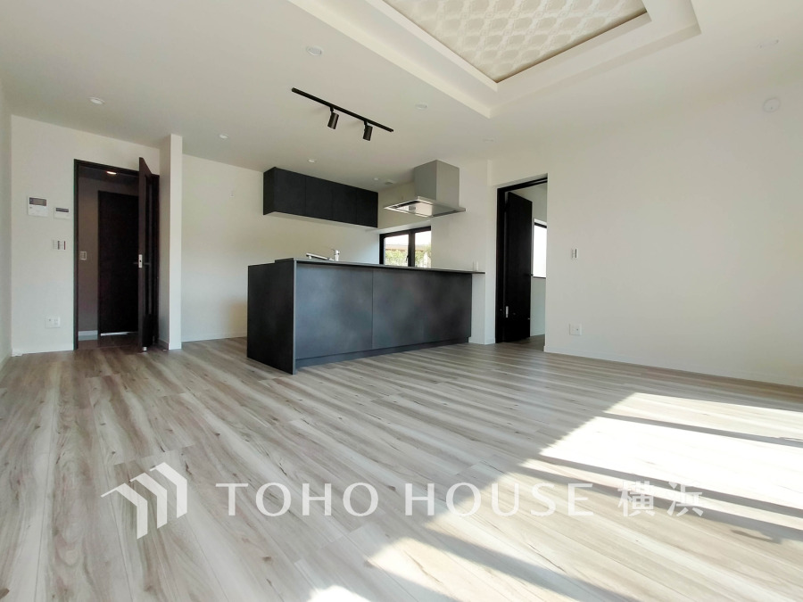 機能性とデザイン性を兼ね備えた開放的なダイニングキッチン空間。
