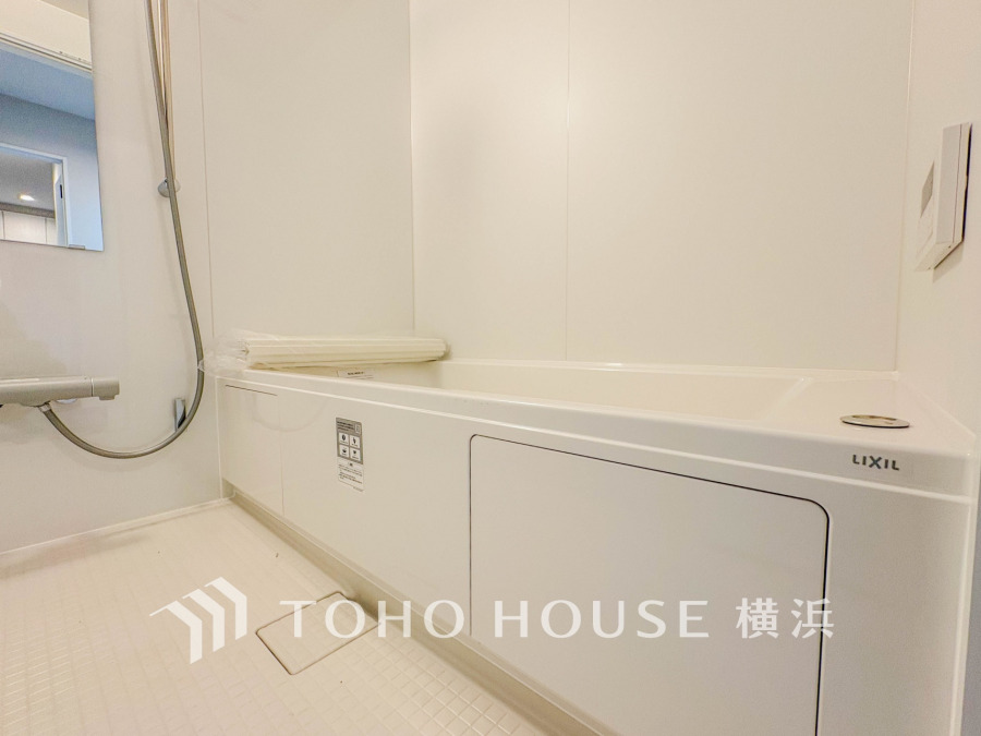 上質が感じられるカラーリングで、清潔な空間美を実現。一日の疲れが癒される優雅なバスタイムを堪能できるゆとりあるバスルームです。