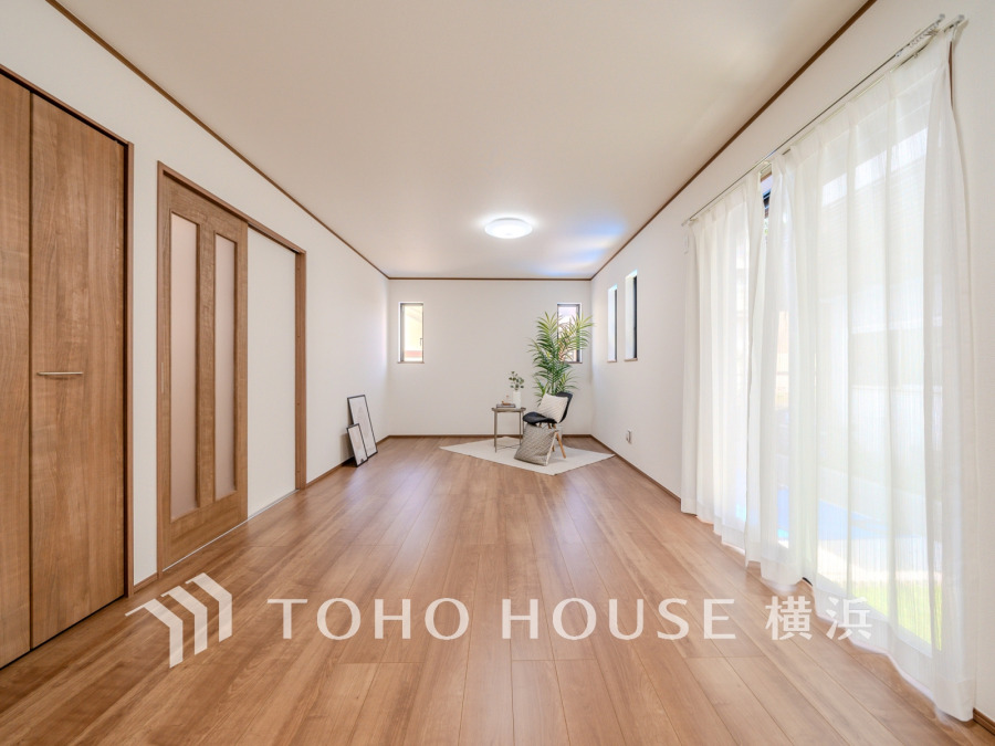 南向きの大きな窓からたっぷりと光が入る明るい空間。