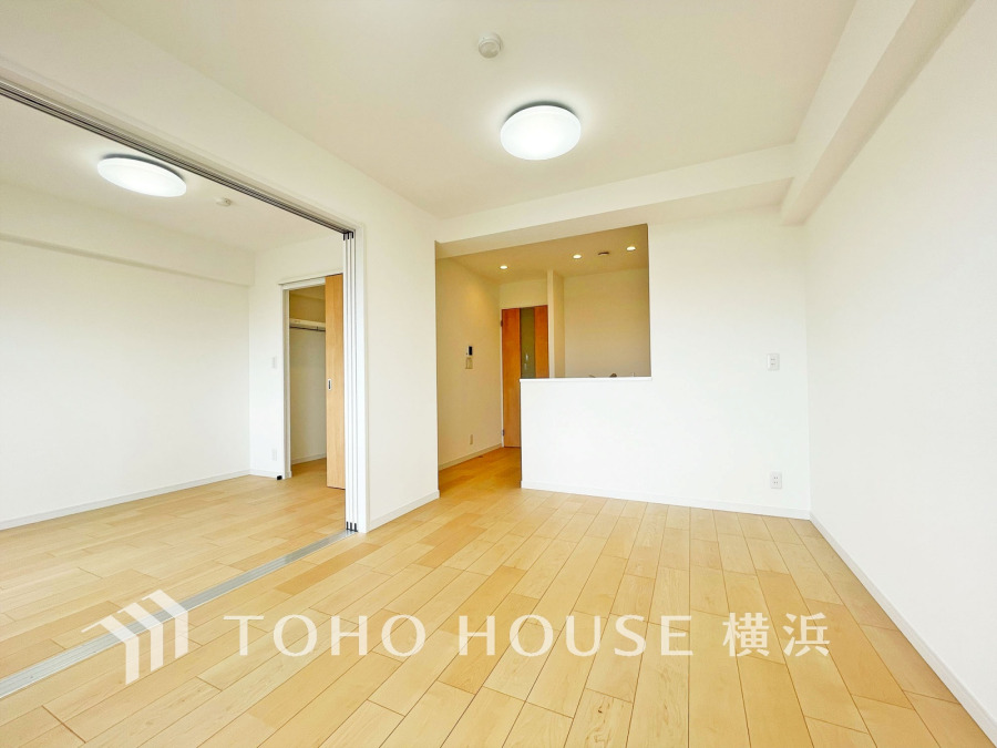 和やかで洗練された空間演出。寛ぎとコミュニケーションを育む場所。柔らかな陽射しが広がり、室内に開放感と爽快感をもたらします。