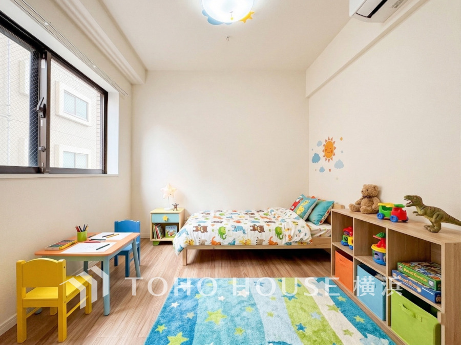 忙しい毎日に、心と時間のゆとりをもたらす場所。センスが求められるプライベート空間だからこそ、自分の個性を飾るにふさわしい癒しと寛ぎの空間を演出します。（家具・装飾品はAI加工です）