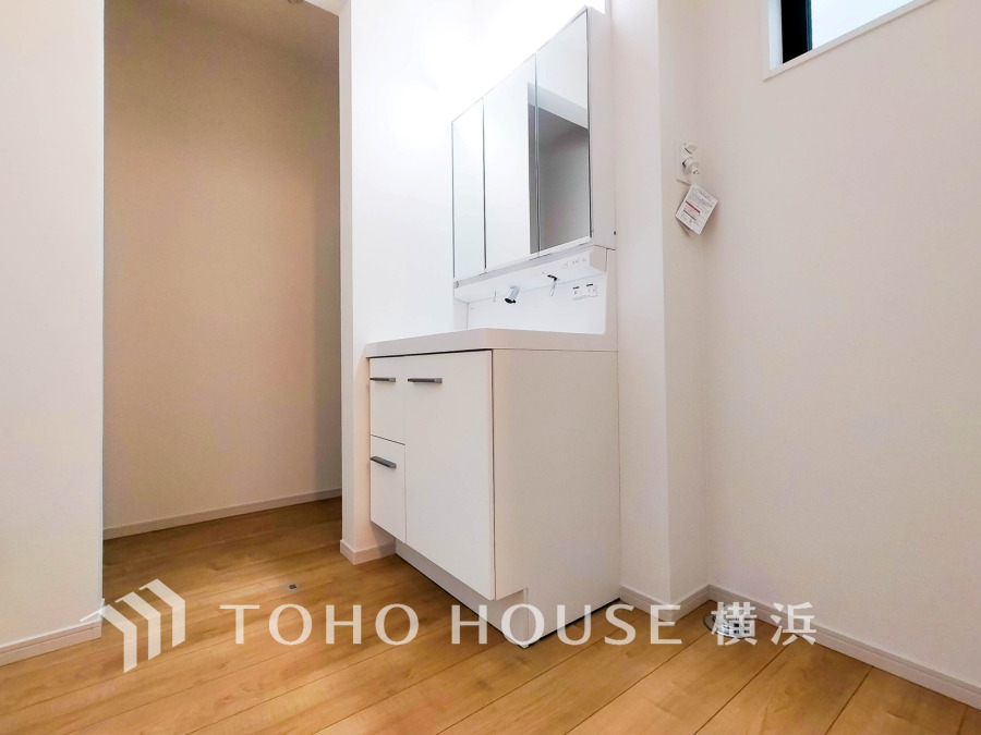 十分な大きさの洗面台は、身だしなみチェックや歯磨きなど、朝の慌ただしい時間でも余裕とゆとりを感じて頂けます。