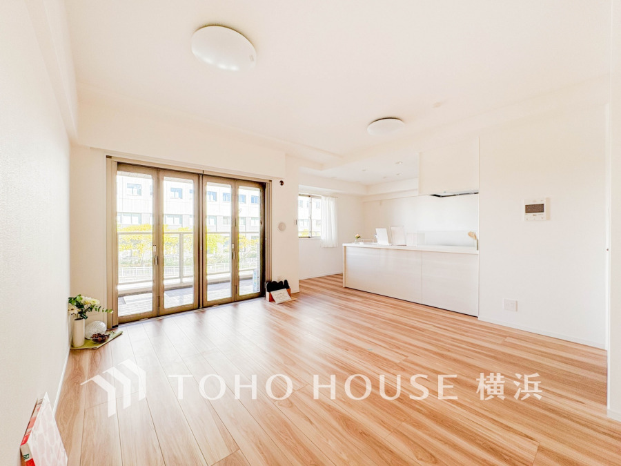 光と風が溢れる開放的なリビングダイニングには自然と家族みんなが集まってきます。明るく穏やかな空気の中で飲んだり、食べたり、笑ったり。