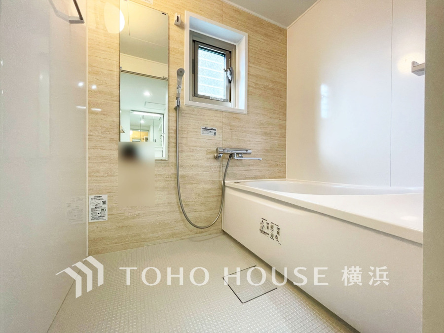 一日の疲れを癒し明日への元気を生み出すリフレッシュ空間、バスルーム。柔らかな色合いの壁と、マンションながら窓付きの浴室は、快適な時間を満喫できることでしょう。