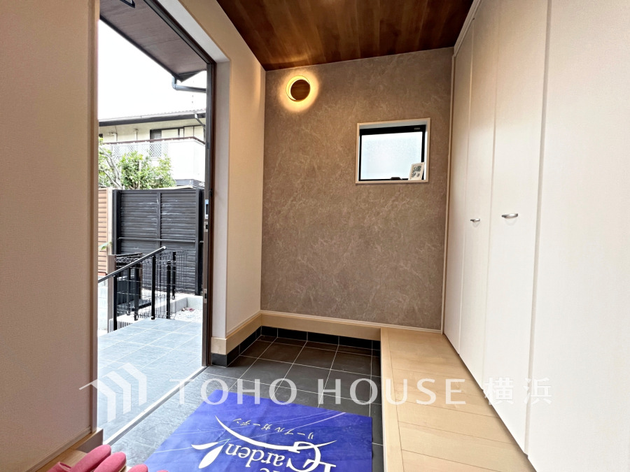 豊富な収納を備えた玄関スペース。ゆとりを感じさせる明るい空間が住まう人や訪れる人を心地よく迎え入れてくれます。