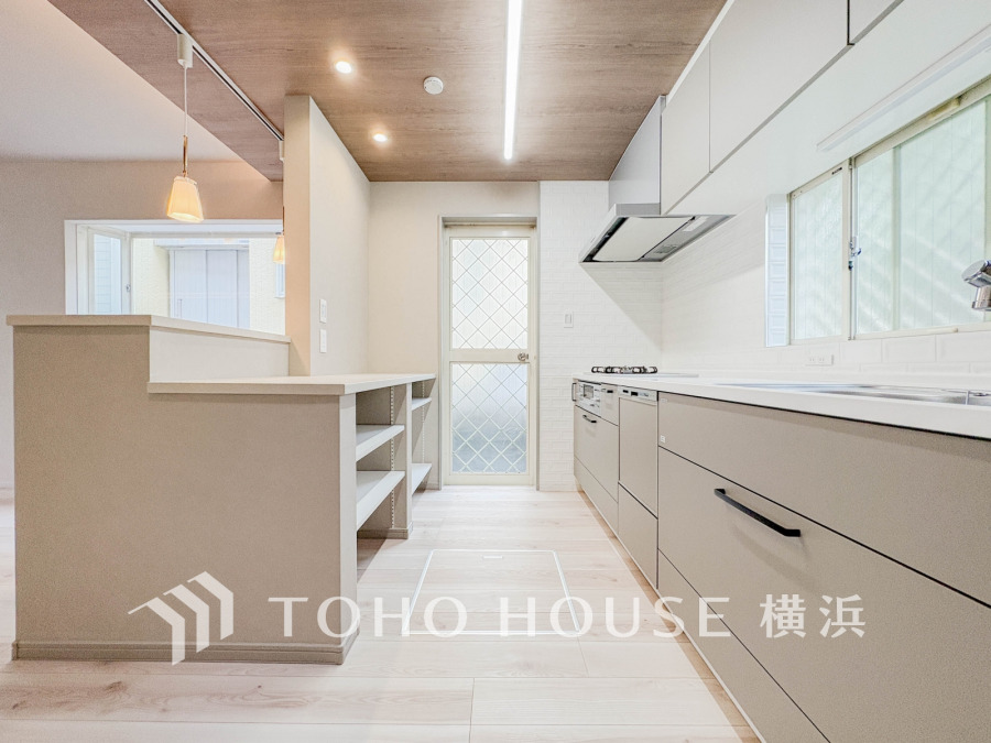 誰もが使いやすいデザインにこだわったキッチン。プライベートスペースを彩るインテリアとしての美と、快適な日常を支える機能性と強さがひとつになったキッチンです。