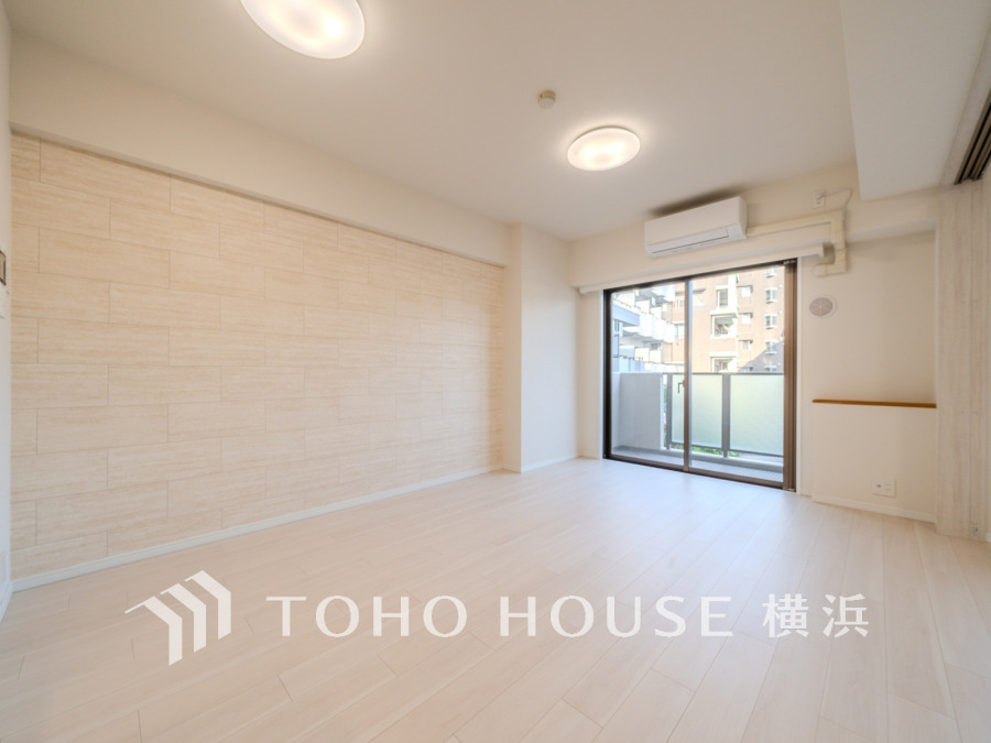 和やかで洗練された空間の演出。寛ぎとコミュニケーションを育む居心地のよい場所。やわらかな陽射しが降り注ぎ、室内に開放感と爽快感をもたらします。