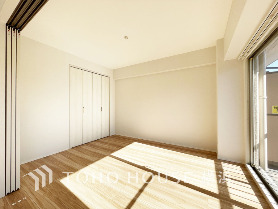 晴天の輝きと共に差し込む暖かな陽射しを愉しむことのできる空間。時には雨音が刻むリズムとハーモニーに耳を澄まし、煌く星空を眺める、そんな日常がここにあります。