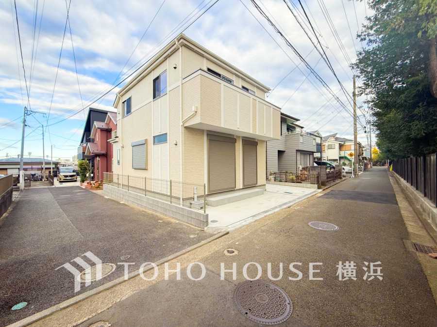 角地に建つ明るい新築住宅。駐車スペース付きで開放感のある静かな住宅街に位置しています。