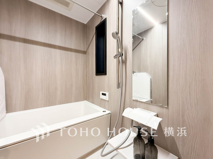 心地よいリラックスを叶える清潔感溢れる美しい空間。快適で機能的なバスルームです。
