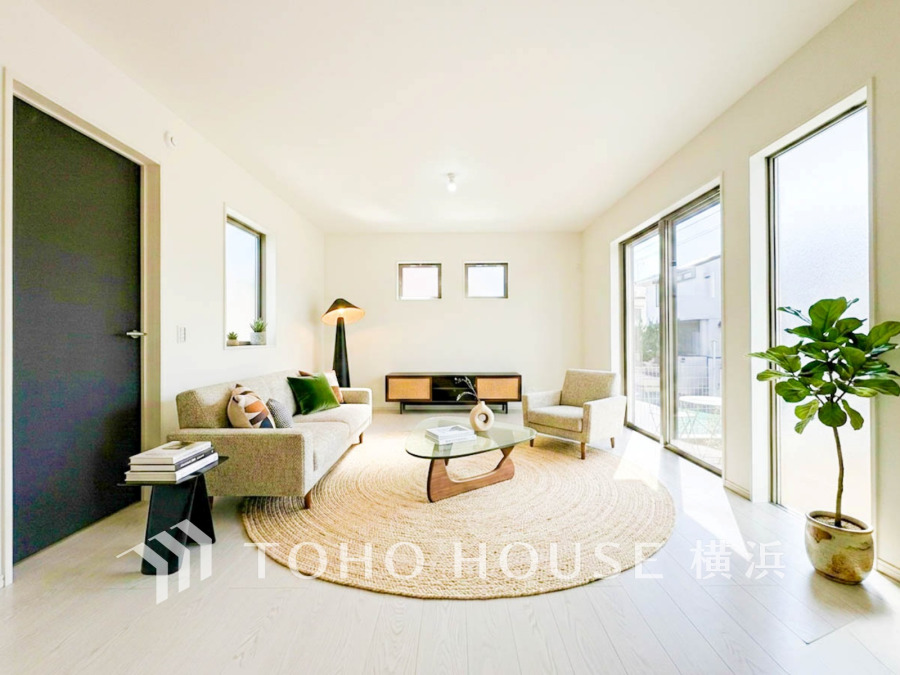 一日の中で多くの時間を過ごすことになる住まいだからこそ、いつも穏やかな空間であるように心掛けています。構成する建材などへの配慮が、住まう方の健康を守ります。（家具はAI加工です）