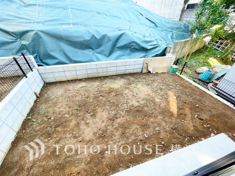 毎日の暮らしの中に癒しを与えてくれるお庭スペース。小さなお子様の遊び場にもちょうど良い空間です。ガーデニングで色とりどりの草花を綺麗に飾ればより一層華やかな空間になります。