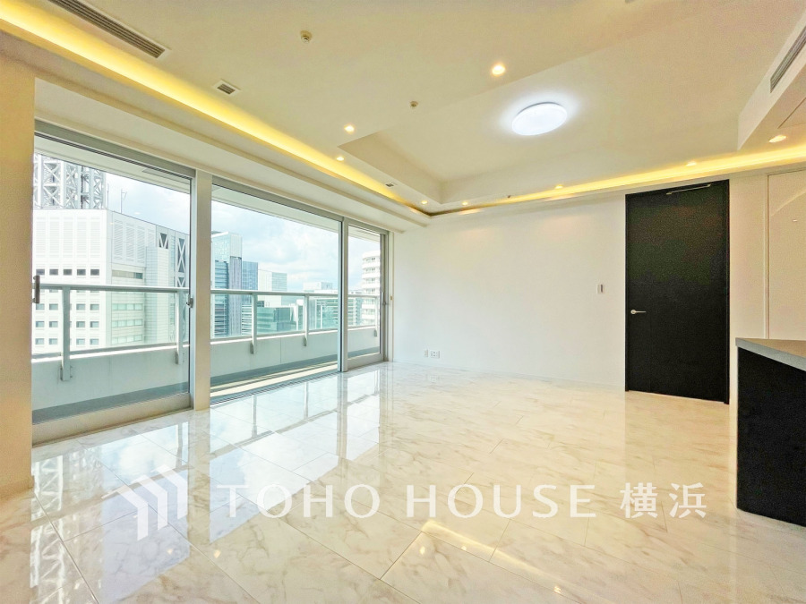 広く取られた窓からたっぷりと光が入る明るい空間。