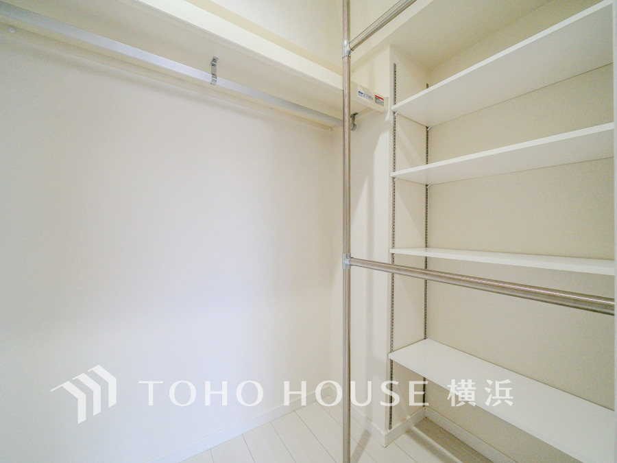 たっぷりとした収納スペース・ウォークインクローゼット。その収納力は是非ご自身の目でお確かめください。冬物のコートやスーツなど、大切なお洋服を皺なく収納できます。