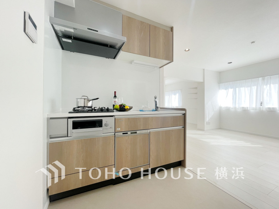 新規交換された清潔感溢れるキッチン。リビングとの一体感のある開放的な空間です。
