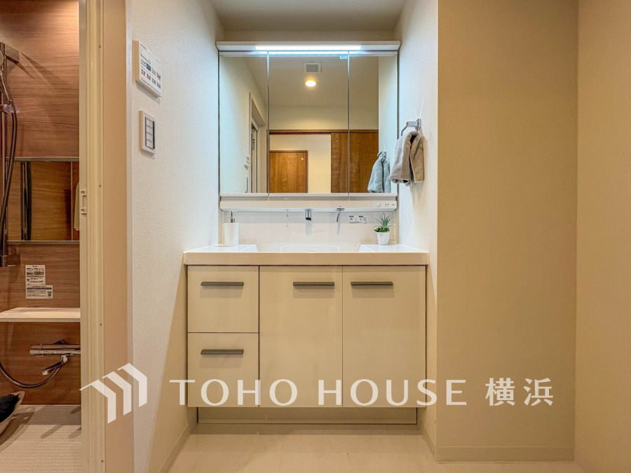 新規交換された洗面化粧台は美しく使いやすい機能が備えられています。