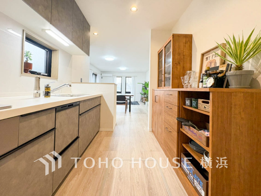 キッチンには収納力を助けるカップボードを設置済み。食器、食材から調理器具まで綺麗に収納できます。
