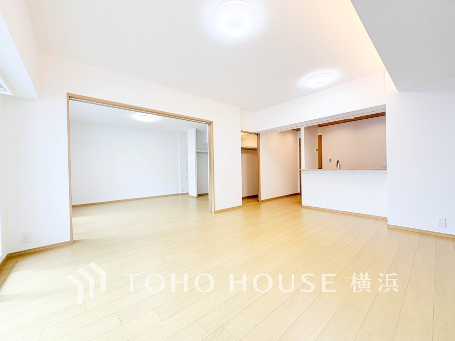 リビングに隣接した洋室の引き戸を開け放して空間を共有しながら開放的に使うこともできます。
