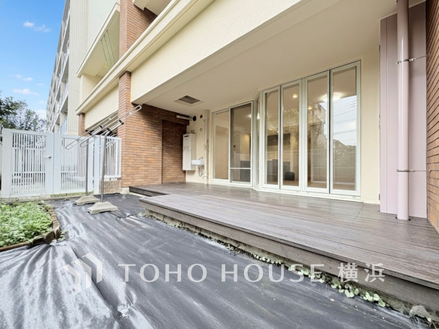 リビングの延長として楽しめる居心地の良いお庭。季節の花々でガーデニングを楽しんだり、小さなお子様の遊び場として、時にはアウトドアリビングとしてお食事を楽しむのも贅沢な時間ですね。