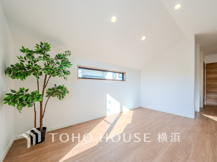 豊かな光が照らすこの場所は、たわいもない会話を楽しみ、ゆったりとした時間を過ごす場所。家族の日常が刻まれる大切な空間です。