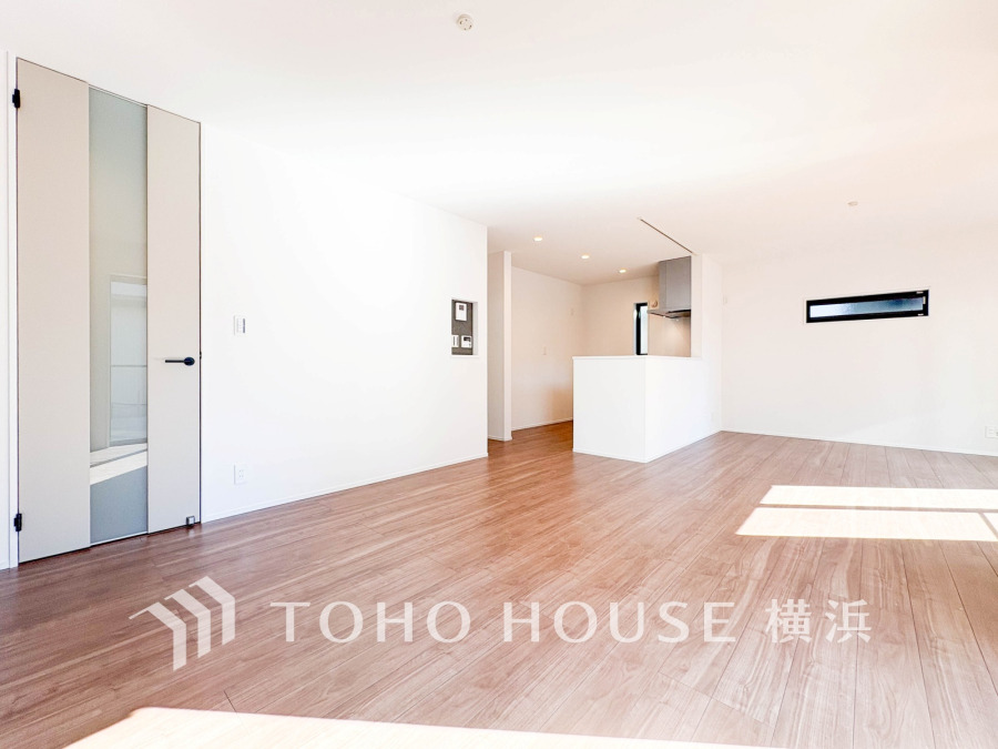 明るく開放的な空間が広がるLDK。室内には豊かな陽光が注ぎ込み、爽やかな住空間を演出。ホームパーティーでもゲストと一緒に料理を楽しみながら楽しい時間を過ごせそう。