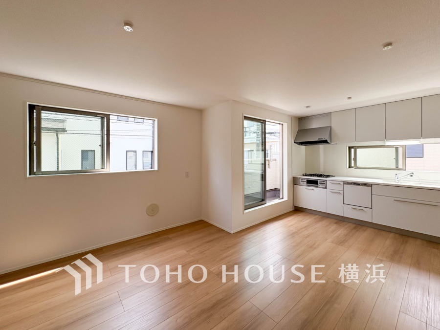 開放的な広さと2面採光がもたらす、光溢れ豊かな居住空間はこの住まいのクオリティを感じさせてくれます。豊かな時間が流れるこの場所に暮す喜び