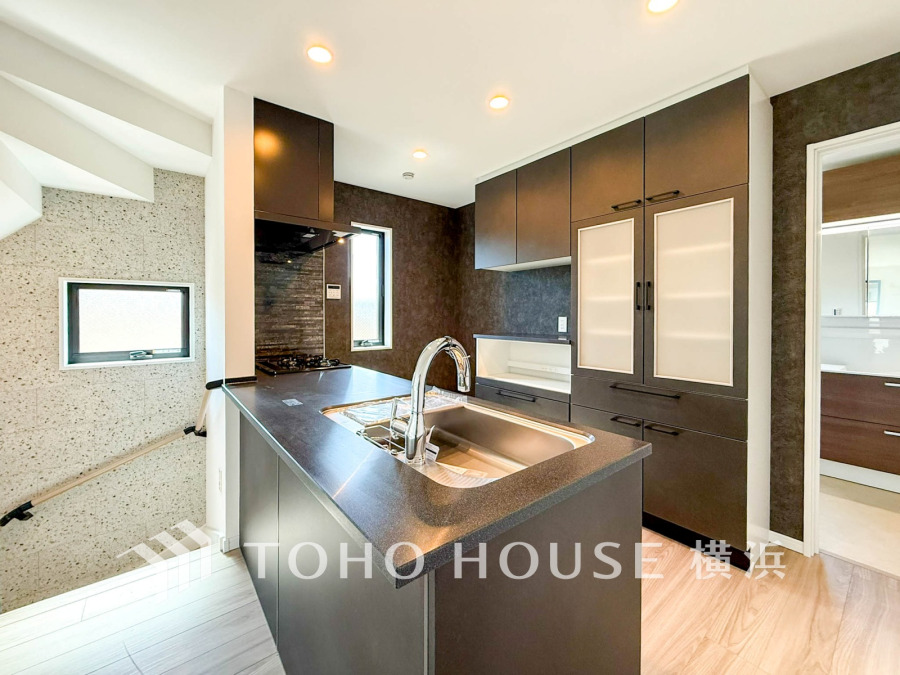 広く取られた対面キッチンは、リビングで寛ぐご家族と会話をしながらお料理が出来ます。高級感のあるカラーで空間をより上質な雰囲気にした、清潔感のあるデザインです。