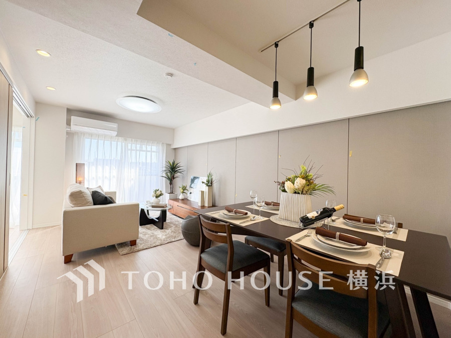 明るく開放的な空間が広がるLDK。室内には豊かな陽光が注ぎ込み、爽やかな住空間を演出。ホームパーティーでもゲストと一緒に料理を楽しみながら楽しい時間を過ごせそう。