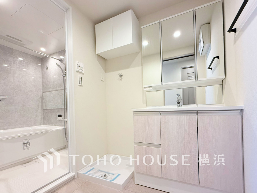 新規交換された洗面化粧台は美しく使いやすい機能が備えられています。