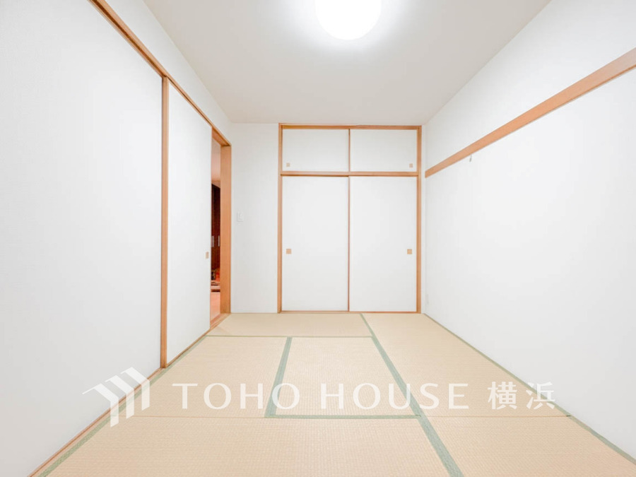 家族団らんのできる和の空間。お客様のおもてなしにも良さそうです。畳の香りに癒され、和の空間を感じることのできる落ち着きある一部屋です。（AI加工しています）