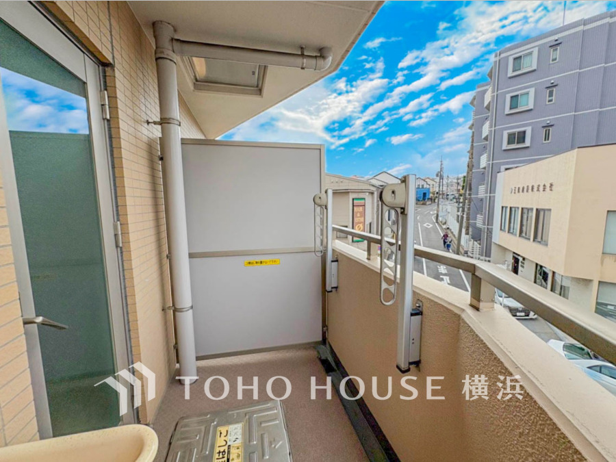 暮らしの中で光と風を演出してくれるバルコニー、見事なまでの開放的な空間を演出しながら、プライベート性も確保された空間は我が家の自慢。