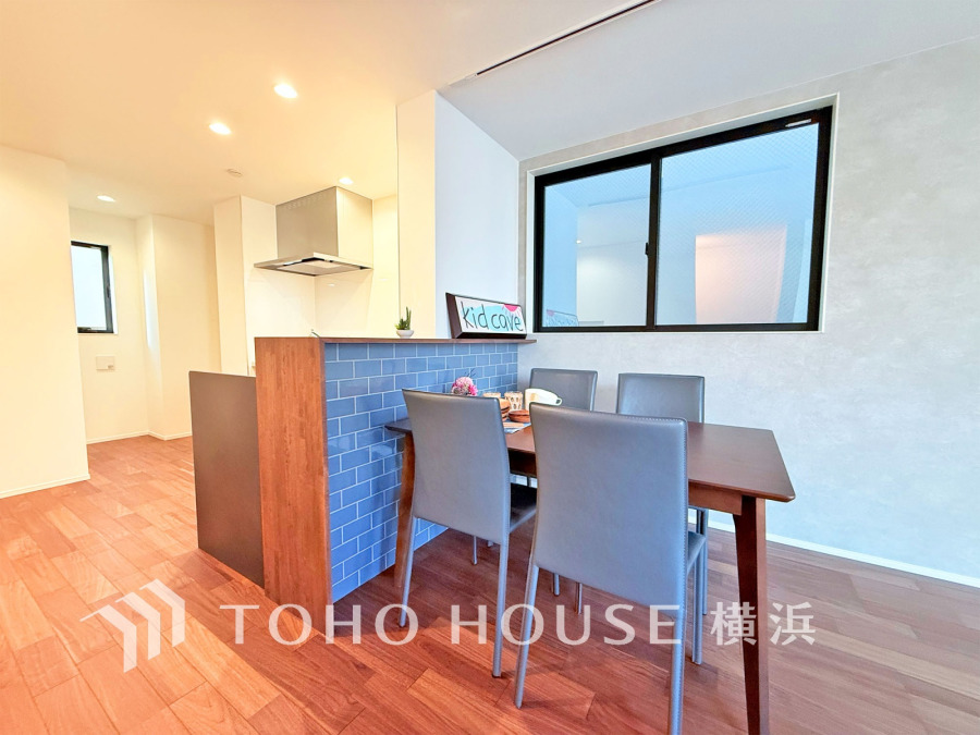 家族みんなが爽やかに健やかに過ごせるように、溢れる光をたっぷり取り込んだリビングダイニング。集いの場、憩いの場としての快適性を求めたやすらぎの空間です。