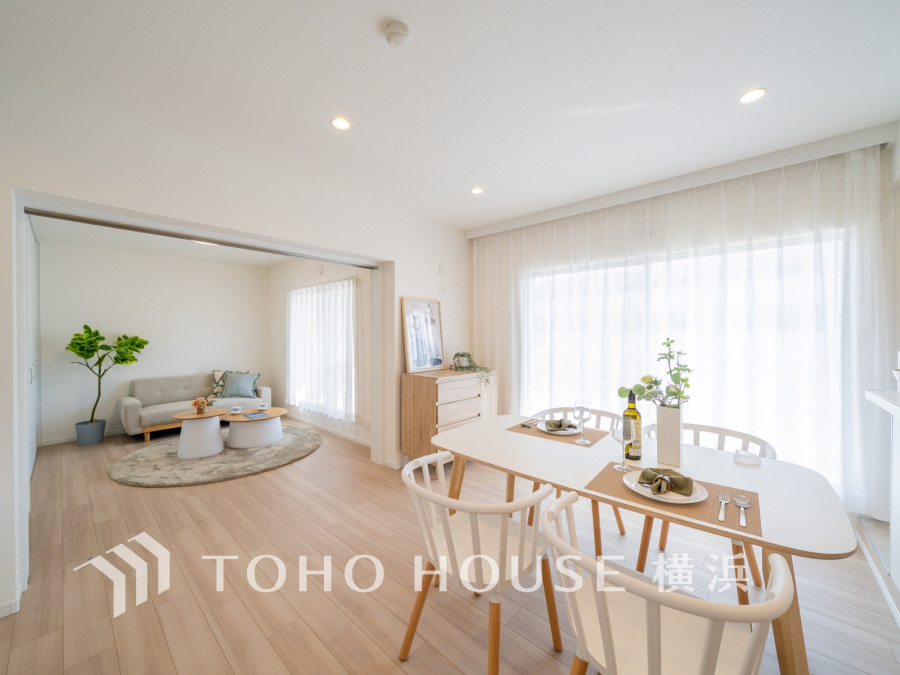 豊かな光が照らすこの場所は、たわいもない会話を楽しみ、ゆったりとした時間を過ごす場所。家族の日常が刻まれる大切な空間です。