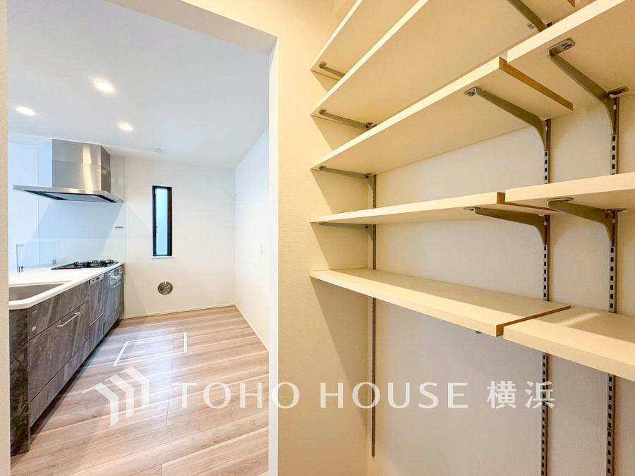 たっぷり収納できるパントリーをご用意いたしました。お買い物のストック分やその他の収納など、大容量の収納スペースとなっております。是非、現地をご確認下さい。