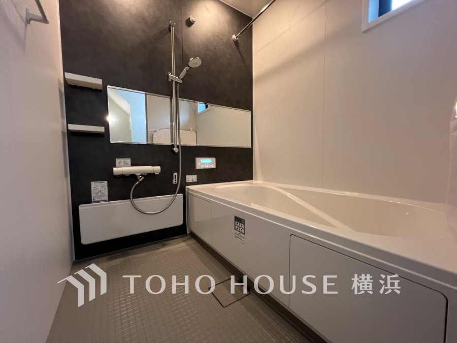 快適な使い心地とゆとりある空間が1日の疲れを解きほぐすバスルーム。空間も浴槽もゆったりのびのび使えるゆとり設計。広く感じるゆとり設計で快適なリラックスタイムを過ごせます。