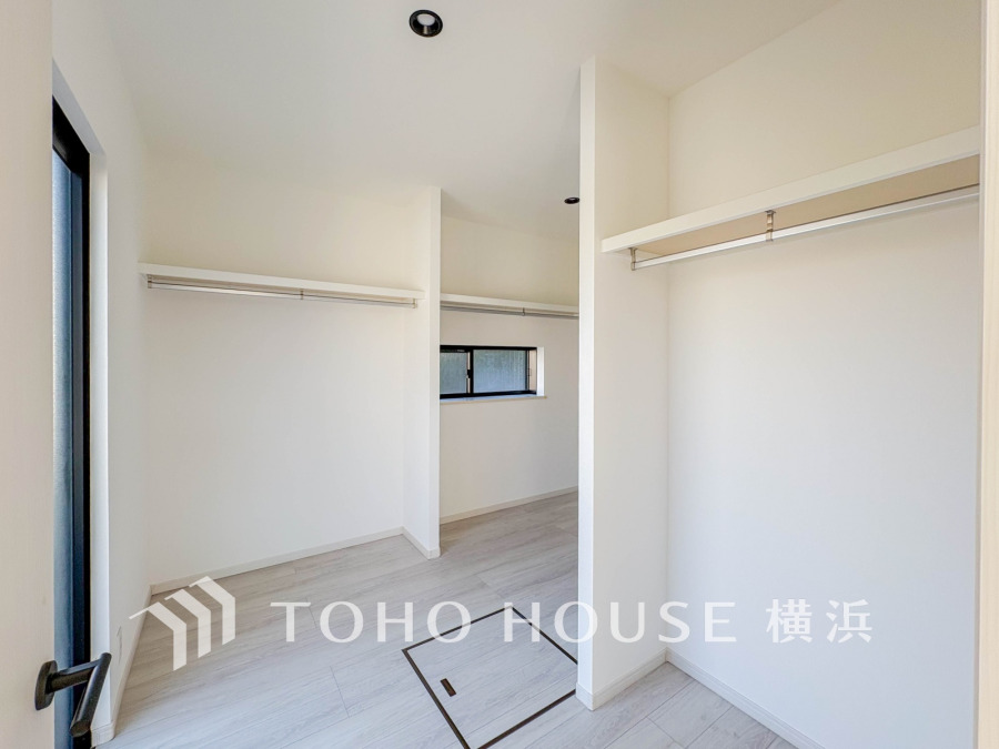 たっぷり収納できるウォークインクローゼット。明るい窓付きで通気性も良く、使い勝手の良い空間です。