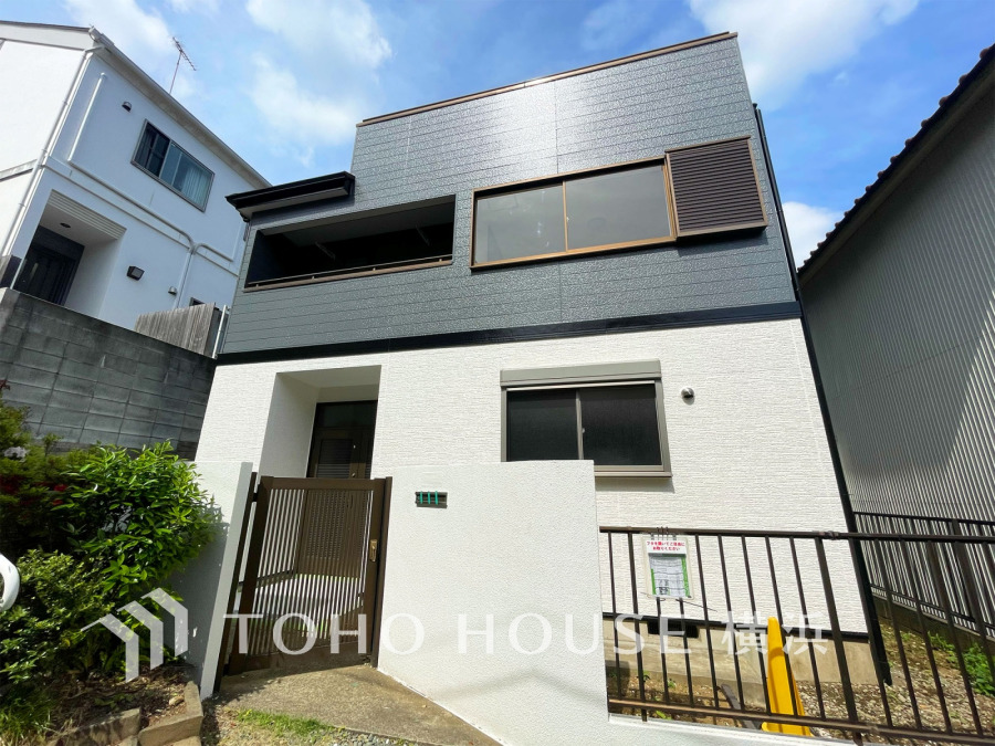 ふりそそぐ陽射しと開放的な空間形成。青空を背景に更なる美しさを醸す佇まい。暖かな陽光と爽やかな風がハーモニーを奏でる上質な空間を愉しむ暮らしがここにある。