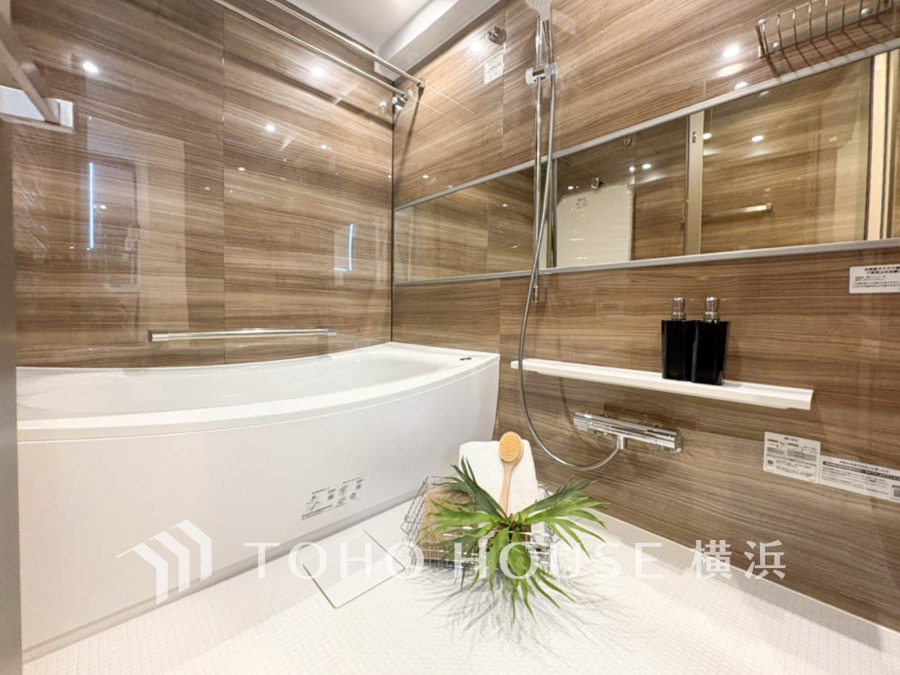 上質が感じられる質感とカラーリングで、清潔な空間美を実現。一日の疲れが癒される優雅なバスタイムを堪能できるゆとりあるバスルームです。