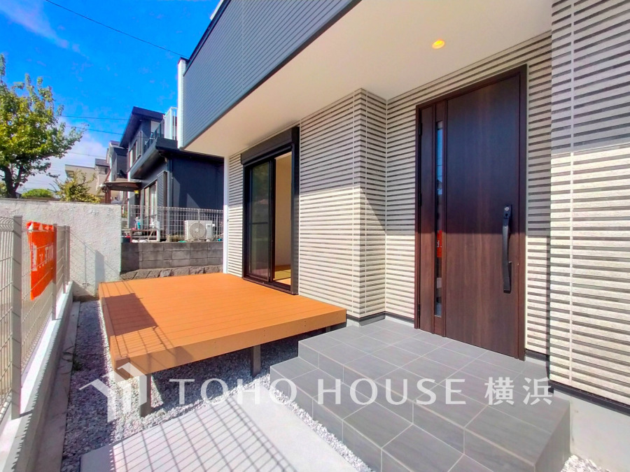【Wood deck】　アウトリビングとしてもお使い頂けます。休日にはウッドデッキにテーブルを出してティータイムを楽しんでみては如何でしょうか。